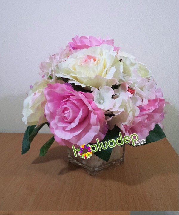 Zoom với Lọ hoa hồng