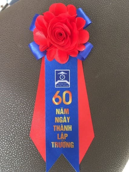 Zoom với Hoa cài áo đại biểu