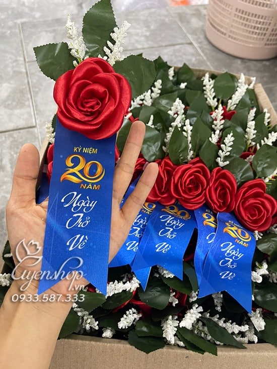 Zoom với Hoa Cài Ngực