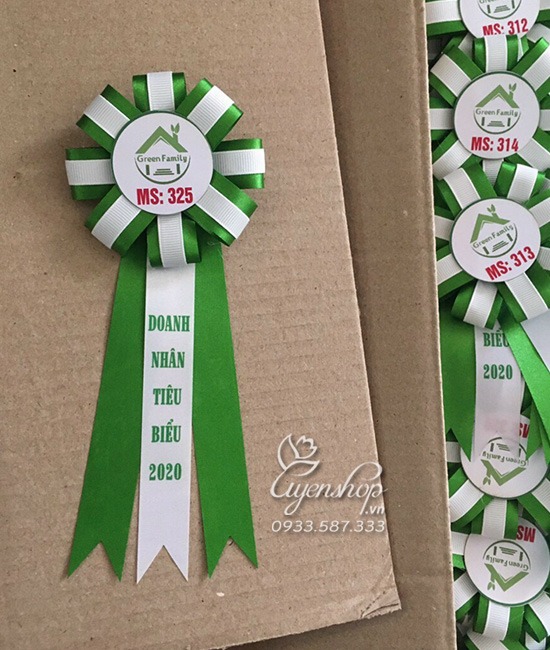 Zoom với Hoa Cài Áo màu xanh lá cây