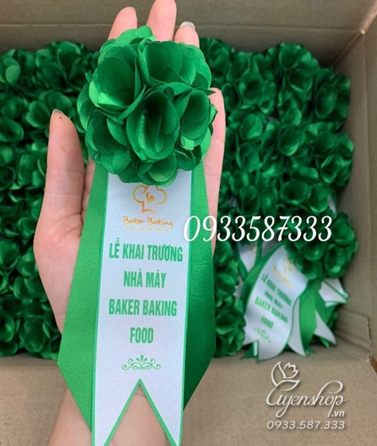 Zoom với Hoa cài áo màu xanh lá