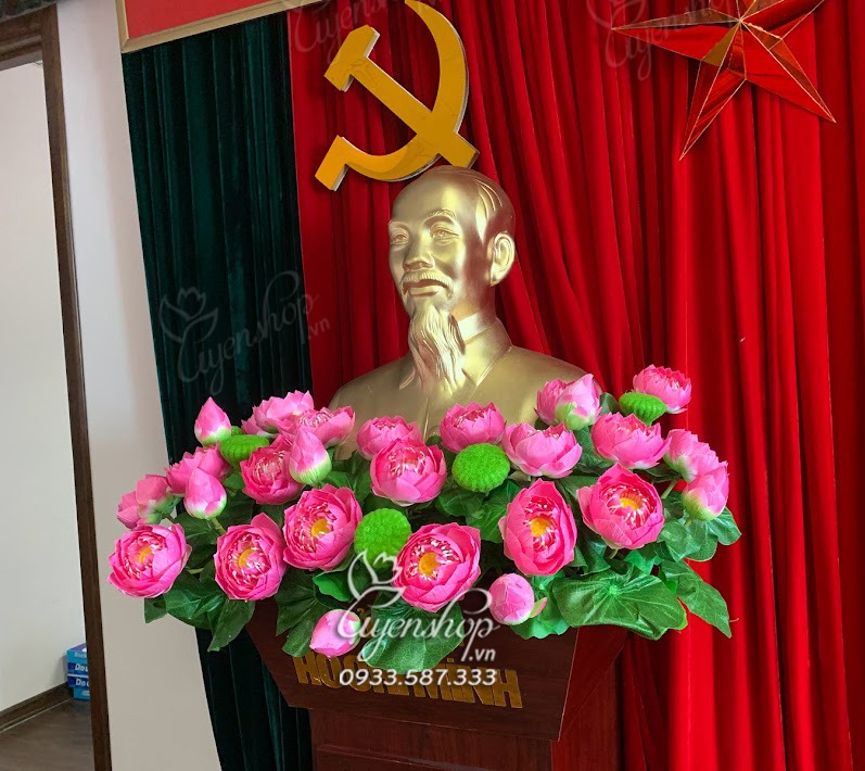 Zoom với Hoa Sen Trang Trí Tượng Bác Hồ