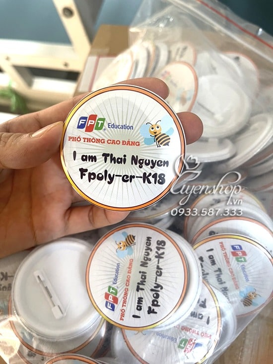 Zoom với Huy hiệu cài áo