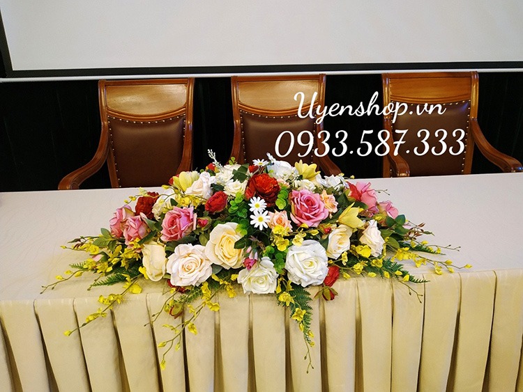 Zoom với Hoa Bàn Họp
