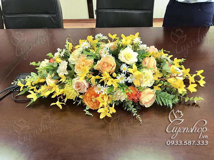 Zoom với Lãng Hoa Bàn Họp Tone Vàng