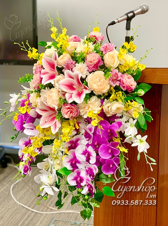 Zoom với Hoa Bục Phát Biểu