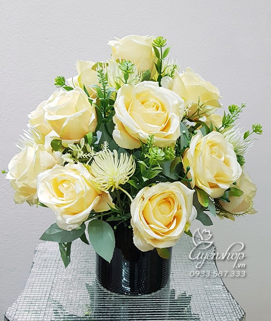 Zoom với Bình Hoa Hồng Kem Nhỏ