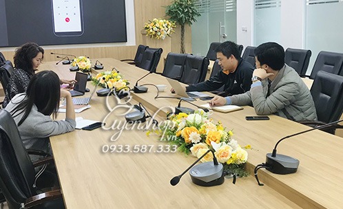 Zoom với Hoa Để Bàn Họp