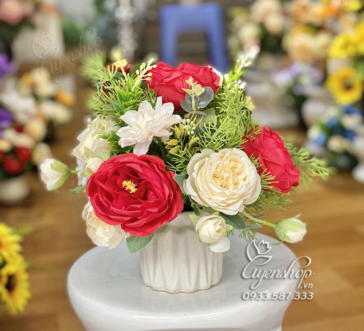 Zoom với Lọ Hoa Nhỏ Để Bàn