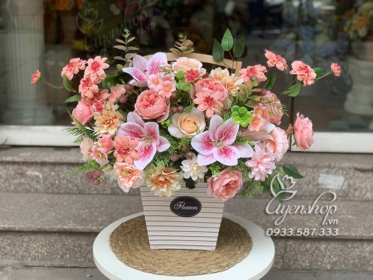 Zoom với Giỏ Hoa Lụa Xinh