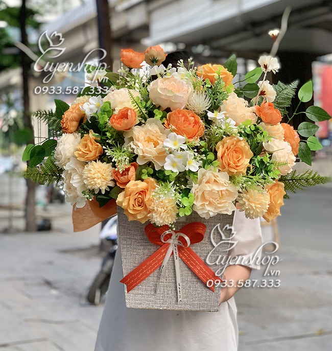 Zoom với Giỏ Hoa Tone Vàng