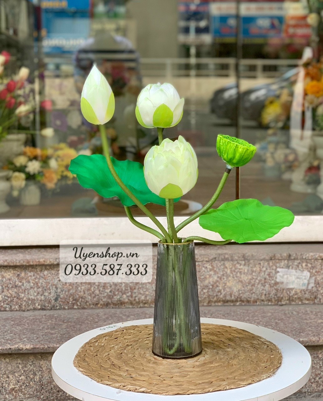 Zoom với Lọ Hoa Sen Trắng Nhỏ