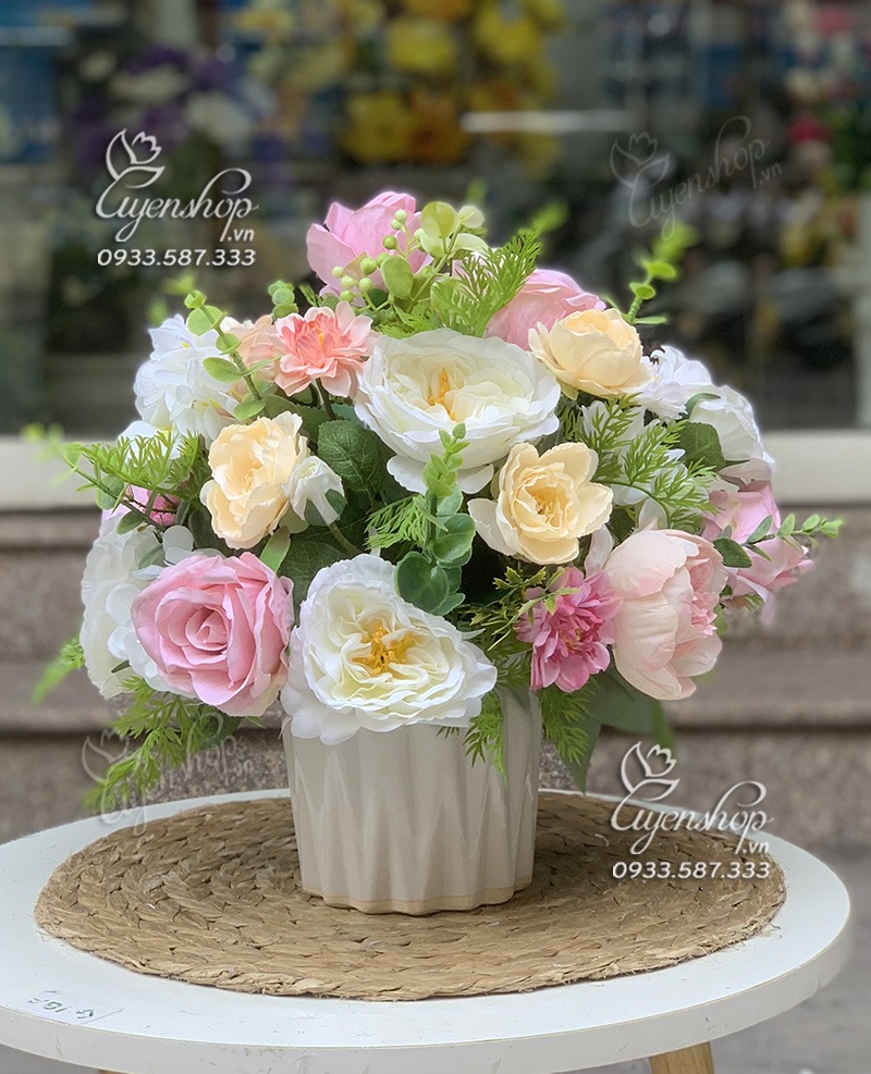 Zoom với LỌ HOA ĐỂ BÀN TONE TRẮNG – HỒNG