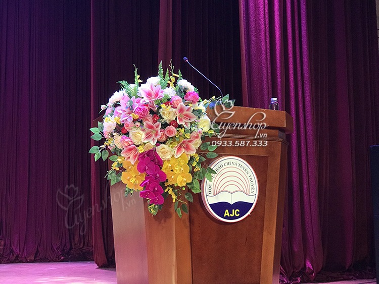 Zoom với LÃNG HOA TRANG TRÍ BỤC PHÁT BIỂU