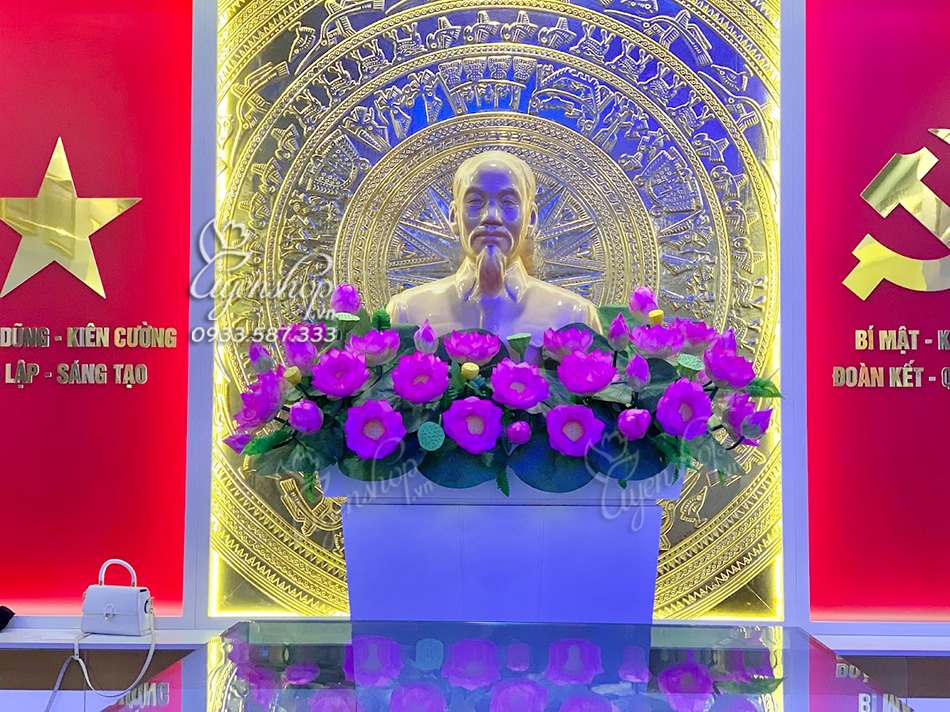 Zoom với SEN NGHỆ NHÂN TRANG TRÍ TƯỢNG BÁC