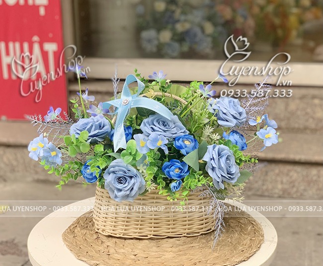 Zoom với GIỎ HOA HỒNG TONE XANH