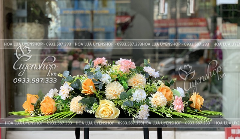 Zoom với LÃNG HOA BÀN HỌP TONE VÀNG
