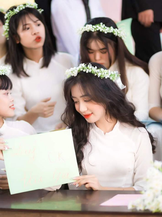 Zoom với VÒNG HOA BABY ĐỘI ĐẦU