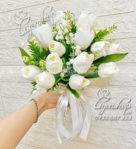 Zoom với BÓ HOA TULIP CẦM TAY CÔ DÂU