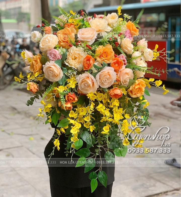 Zoom với LÃNG HOA BỤC PHÁT BIỂU TONE VÀNG KEM