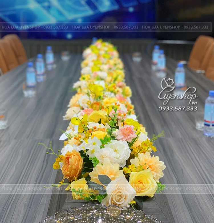 Zoom với LÃNG HOA BÀN HỌP TONE VÀNG