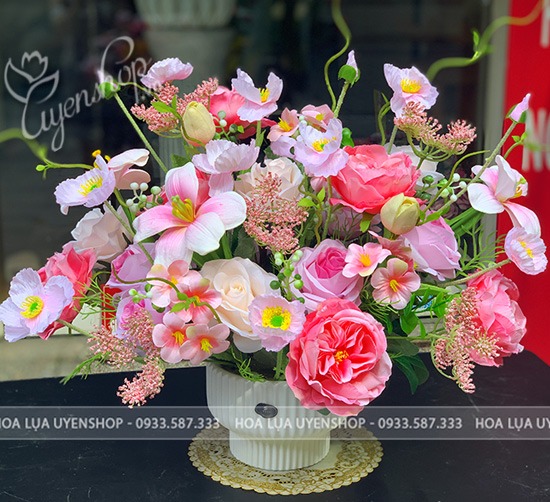 Zoom với BÌNH HOA TONE HỒNG TRANG TRÍ PHÒNG KHÁCH