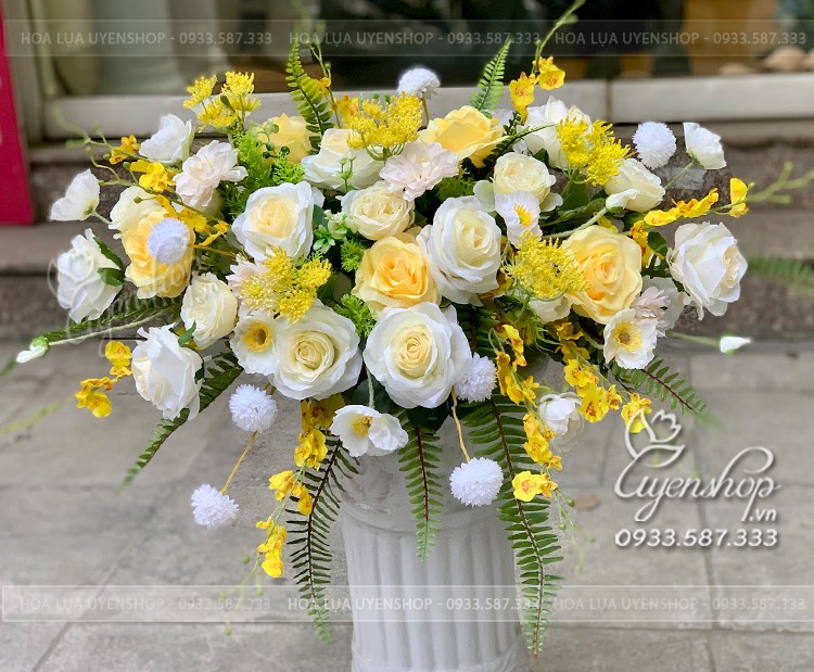 Zoom với HOA LỤA ĐỂ BỤC PHÁT BIỂU MICA TONE VÀNG