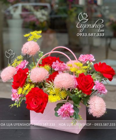 GIỎ HOA LỤA NHỎ TONE ĐỎ Hoa giả, Hoa lụa đẹp, GIỎ HOA LỤA NHỎ TONE ĐỎ