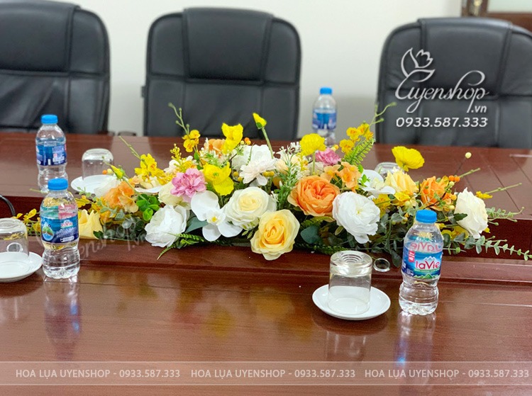 Zoom với LÃNG HOA BÀN HỌP TONE VÀNG