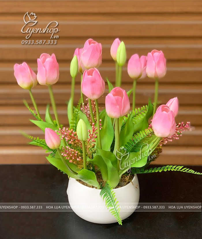 Zoom với LỌ HOA TULIP NHỎ ĐỂ BÀN